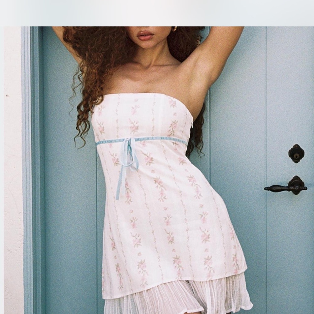 Elegant White Floral Strapless Dress
